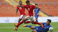 Bek Timnas Indonesia U-22, Osvaldo Ardiles Haay saat membawa bola dari kawalan pemain Thailand Rattanakorn Maikami saat bertanding di SEA Games 2017 di Shah Alam, Malaysia (15/8). (AP Photo / Vincent Thian)