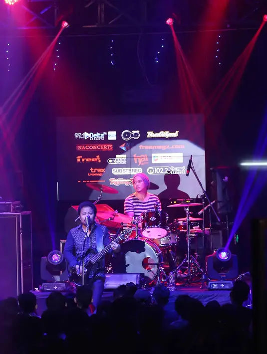 Payung Teduh pun sukses membangkitkan suasana romantis di hari Minggu yang diguyur hujan tersebut dalam konser Redfest ‘Stars History’. (Nurwahyunan/Bintang.com)