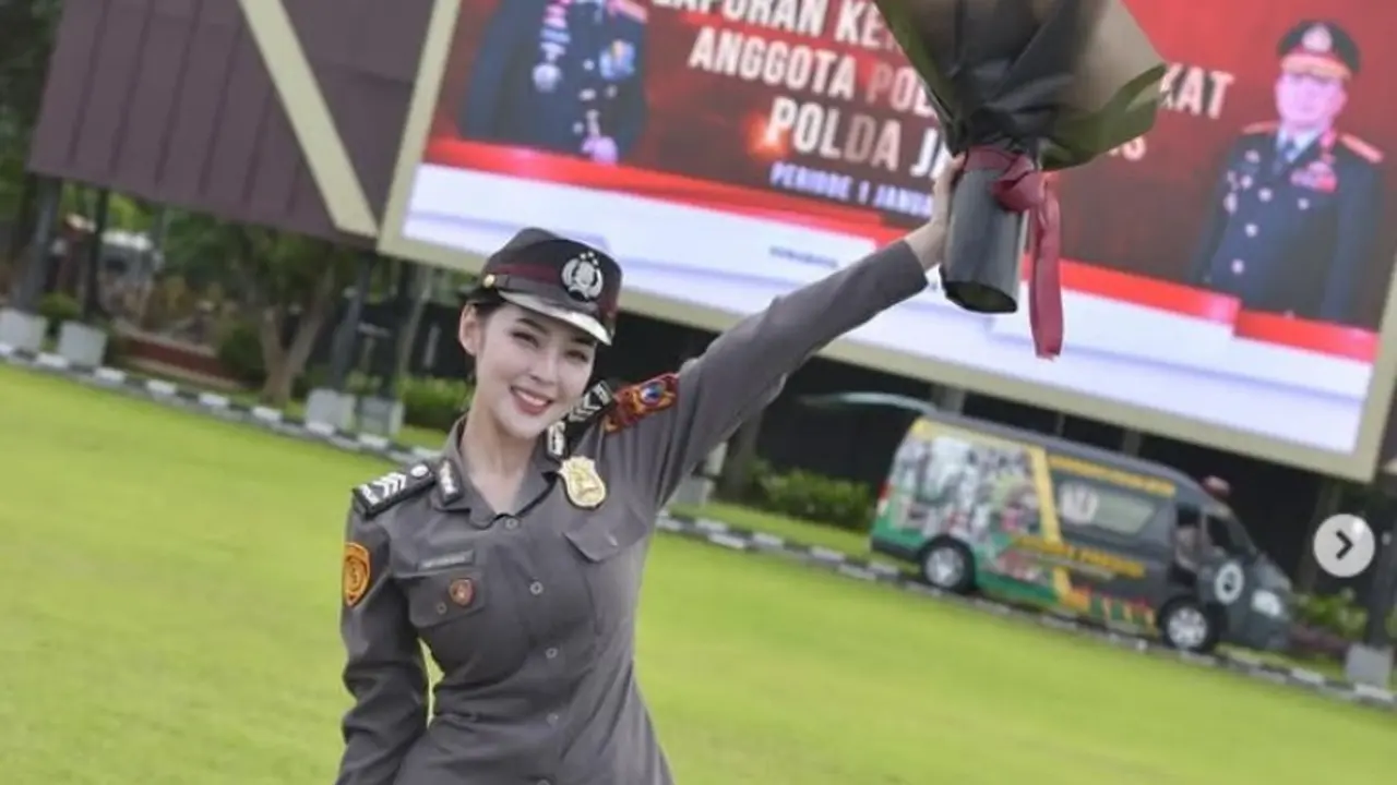 Polwan Cantik Febby Veronica Viral Usai Unggah Foto Naik Pangkat, Disebut Mirip Artis Korea