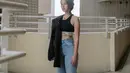 Vanesha Prescilla bergaya messy look kenakan sport bra dan oversized jeans dengan oversized blazer [@vaneshaass]
