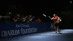 Tontowi Ahmad/Liliyana Natsir ganda campuran Indonesia melemparkan kaus ke arah penonton sebelum dimulainya semifinal BCA Indonesia Open Premier Super Series 2015 di Istora Senayan Jakarta, Sabtu (6/6). (Peksi Cahyo/Bola.com)