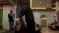 Saat Handuk jadi Sajadah, Kisah Kocak Santri di Waktu Subuh