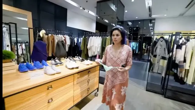 Nikita Mirzani saat berbelanja ke mal menggunakan daster