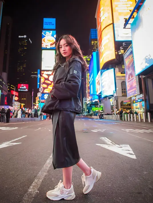 Dengan rok lateks yang sama, Natasha Wilona terlihat lebih sporty dengan sneakers dan bomber jacket. [@natashawilona12]