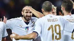 Para pemain Italia merayakan gol yang dicetak oleh Giorgio Chiellini ke gawang Makedonia pada laga Kualifikasi Piala Dunia 2018 di Stadion Olimpico, Turin, Jumat (6/10/2017). Italia ditahan imbang 1-1 dengan Makedonia. (AP/Alessandro Di Marco)