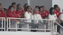 <p>Presiden RI, Joko Widodo (tengah) didampingi Ketum PSSI, Erick Thohir dan Menpora Dito Ariotedjo menyaksikan laga Timnas Indonesia menghadapi Filipina pada laga terakhir Grup F putaran kedua kualifikasi Piala Dunia 2026 Zona Asia di Stadion Utama Gelora Bung Karno (SUGBK) Senayan, Jakarta, Selasa (11/6/2024). (Bola.com/M Iqbal Ichsan)</p>