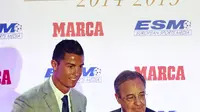 Cristiano Ronaldo saat menerima sepatu emas dari Presiden Real Madrid Florentino Perez di Madrid, Selasa (13/10). Ronaldo kembali menerima Golden Boot dan merupakan gelar keempat bagi dirinya setelah mencetak 48 gol. (AFP PHOTO/JAVIER Soriano)
