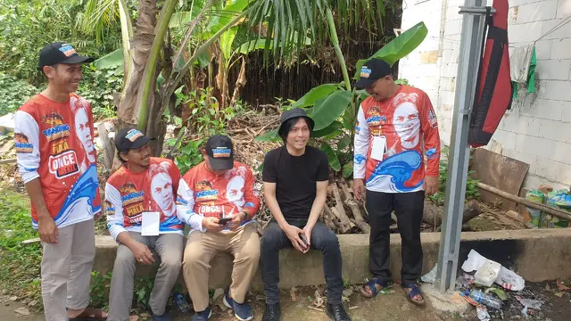 Once Mekel bersama para peserta lomba Mancing para Ketua RT.