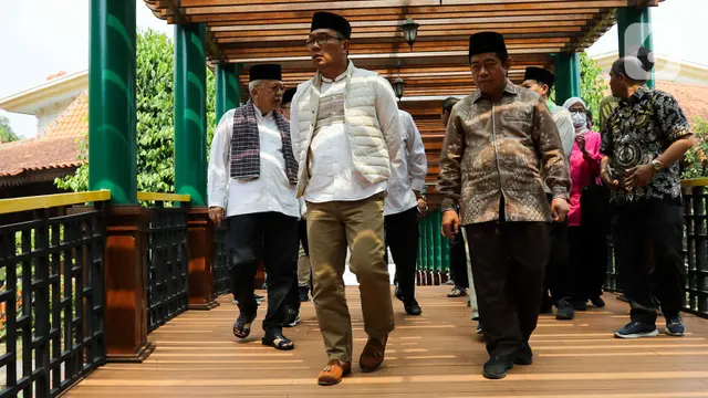 Ridwan Kamil berbincang dengan Fauzi Bowo