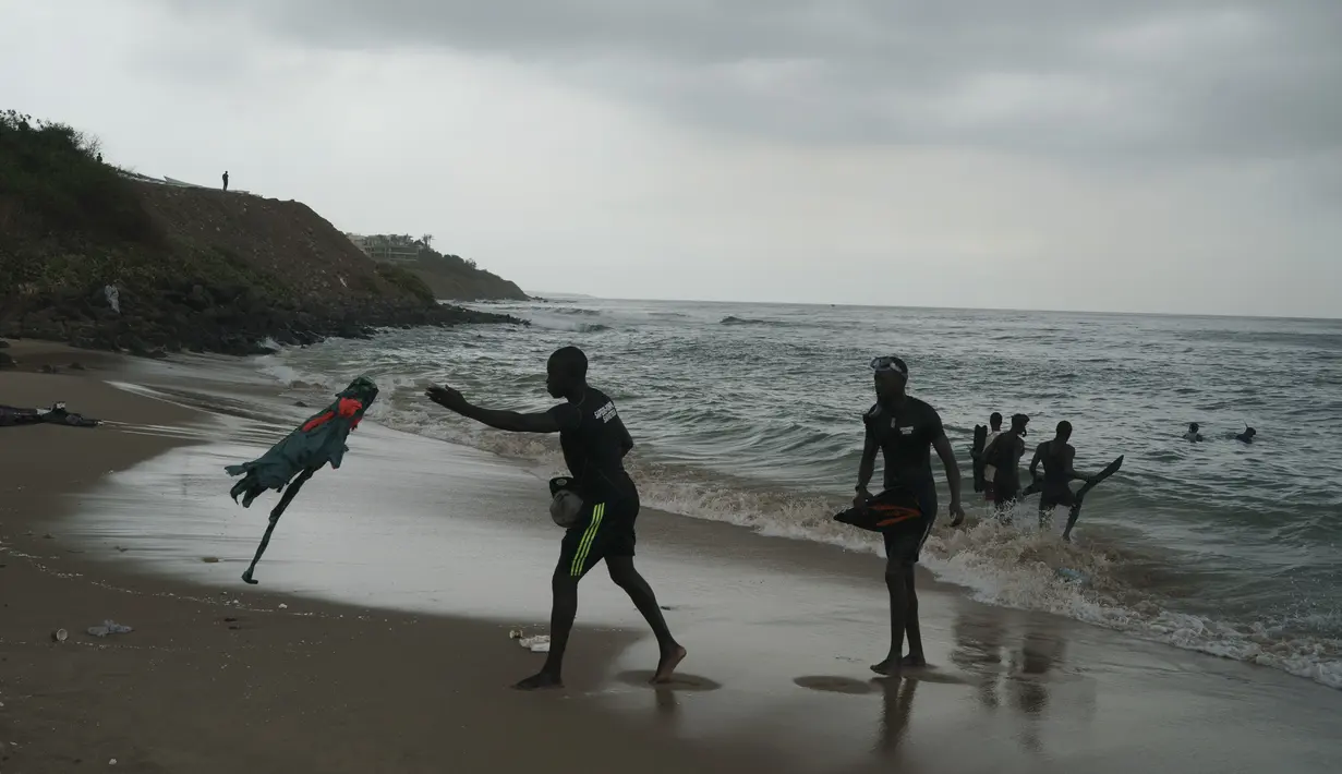 Namun rute migrasi Atlantik adalah salah satu yang paling mematikan di dunia, dengan hampir 800 orang meninggal atau hilang pada paruh pertama tahun 2023, menurut Walking Borders, sebuah kelompok bantuan dari Spanyol. (AP Photo/Leo Correa)