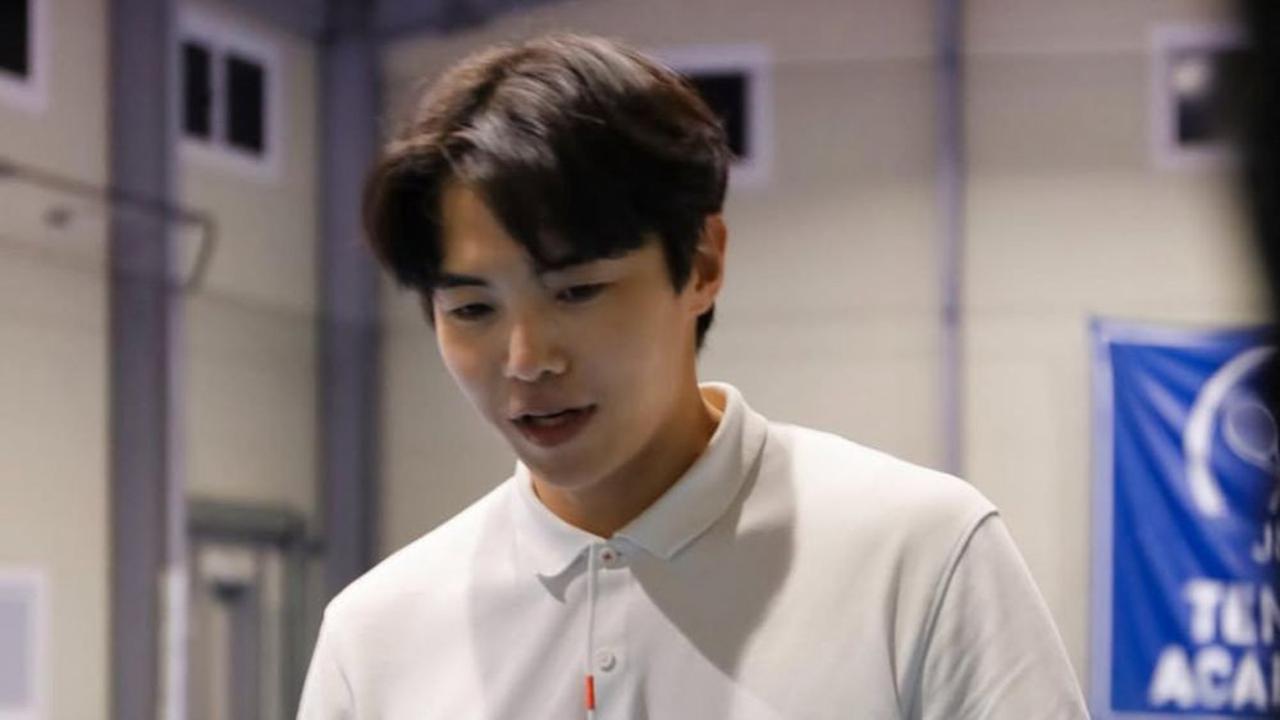 7 Potret Tampan dan Gagah Park Eun Seok Lawan Raffi Ahmad di Lagi-Lagi Tenis, Awet Muda di Umur 40 Tahun