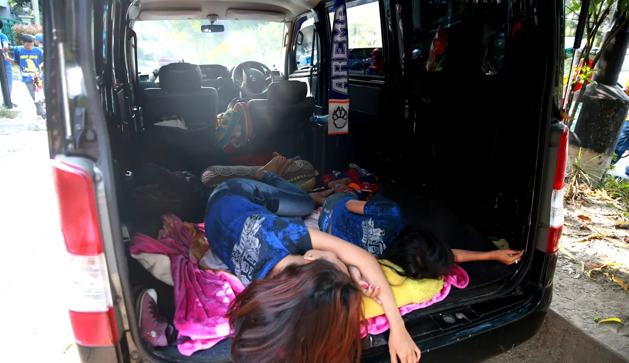 Kenyamanan jadi prioritas kesekian bagi Aremania yang menjalani away day ke Solo dengan menggunakan kendaraan pribadi. Mobil pun disulap jadi kamar untuk istirahat. (Bola.com/Nicklas Hanoatubun)