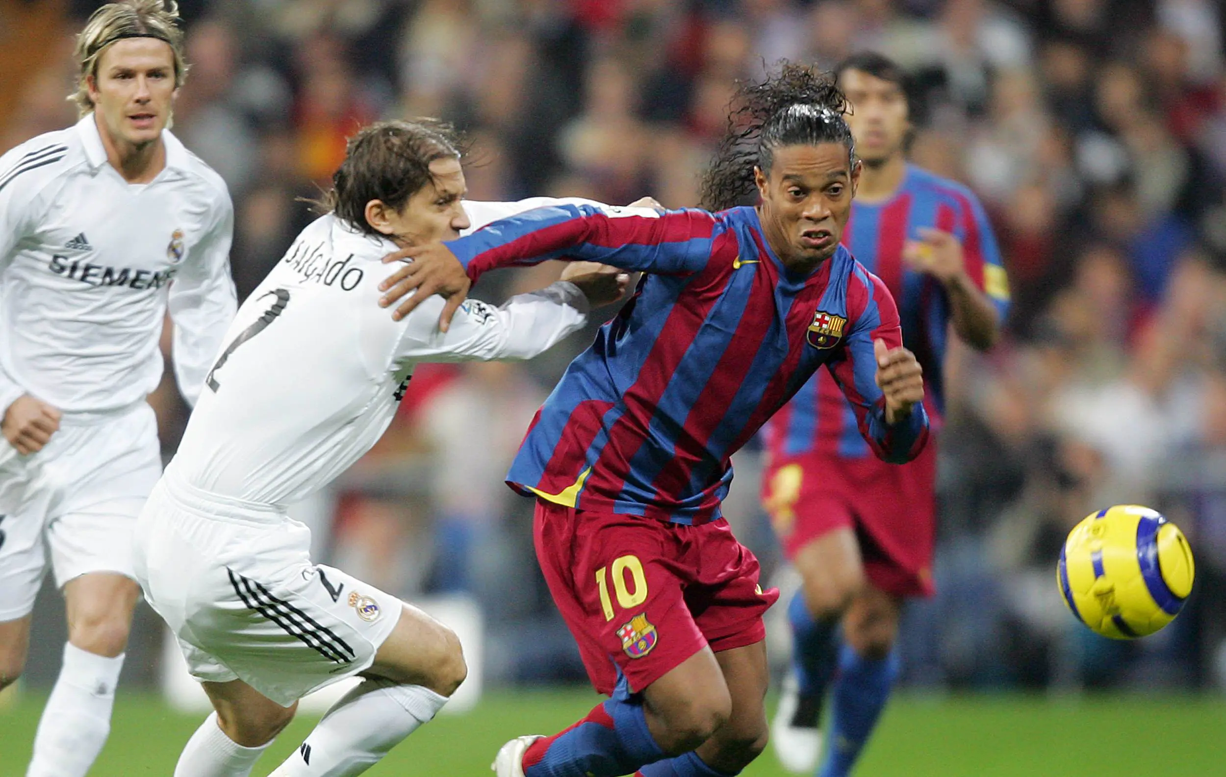 Ronaldinho membuat pendukung Real Madrid memberikan aplaus untuknya. (AFP/Javier Soriano)