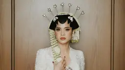 Dhabitannisa Auni diketahui merupakan doker gigi. Sebelum menikah, keduanya melangsungkan acara lamaran di Hotel Novotel Bogor pada bulan Juni silam. (Foto: thebridestory)