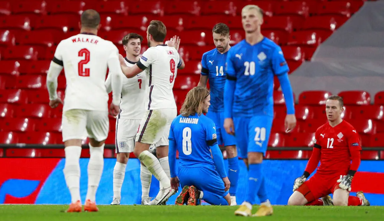 Para pemain Inggris merayakan gol yang dicetak oleh Mason Mount ke gawang Islandia pada laga UEFA Nations League di Stadion Wembley, Kamis (19/11/2020). Inggris menang dengan skor 4-0. (Neil Hall/Pool via AP)