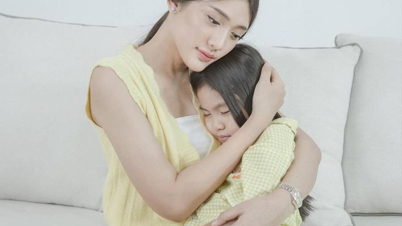Makin Cantik Mirip Sang Mama & Sudah Jago Berpose, Potret Terbaru Alea Putri Pertama Raditya Dika dan Anissa Aziza