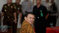 Gubernur DKI Jakarta, Basuki Tjahaja Purnama (Ahok) saat menjalani sidang kasus dugaan penistaan agama di Gedung Kementerian Pertanian, Jakarta, Selasa (25/4). (Liputan6.com/Miftahul Hayat/Pool)