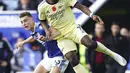 Pemain Leicester City Luke Thomas (kiri) berebut bola dengan pemain Arsenal Bukayo Saka pada pertandingan Liga Inggris di Stadion King Power, Leicester, Inggris, 30 Oktober 2021. Arsenal menang 2-0. (Zac Goodwin/PA via AP)