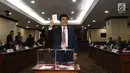 Hakim Konstitusi menunjukkan surat suara saat pemilihan Ketua Mahkamah Konstitusi (MK) di Jakarta, Senin (2/3). Anwar Usman terpilih sebagai Ketua MK menggantikan Arief Hidayat. (Liputan6.com/Angga Yuniar)