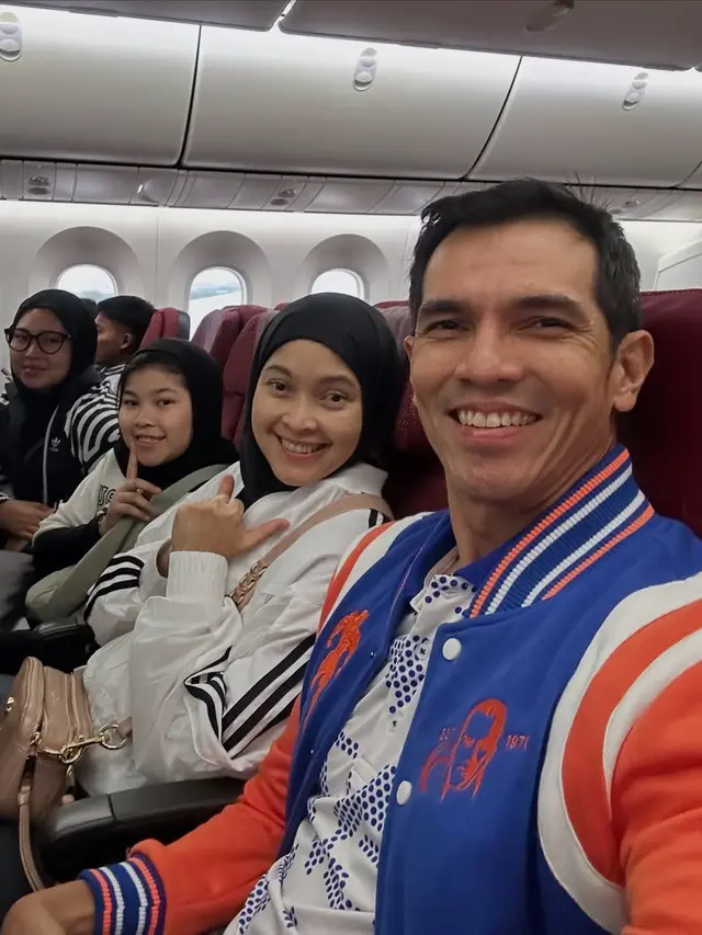 6 Gaya Adrian Maulana Saat Naik Transportasi Umum, Tetap Rapi dan Elegan