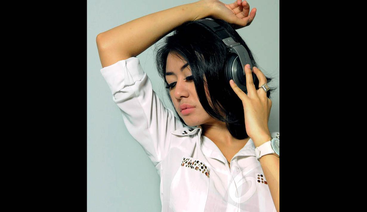 Wanita berusia 23 tahun ini memang hobi memainkan piringan hitam dan memadukan musik sehingga mampu membuat orang asyik berjoget. (Liputan6.com/Faisal R Syam) 