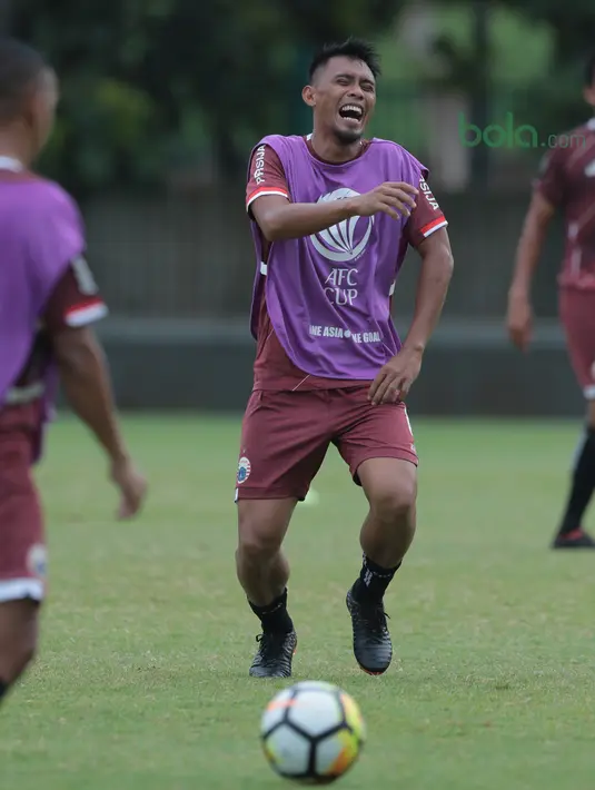 Pemain Persija Jakarta, Maman tertawa bersama rekannya saat sesi latihan jelang  Piala AFC 2018 di Lapangan ABC, Senayan, Jakarta (27/2/2018). Persija melawan Tampines Rovers pada 28 Februari 2018. (Bola.com/Nick Hanoatubun)