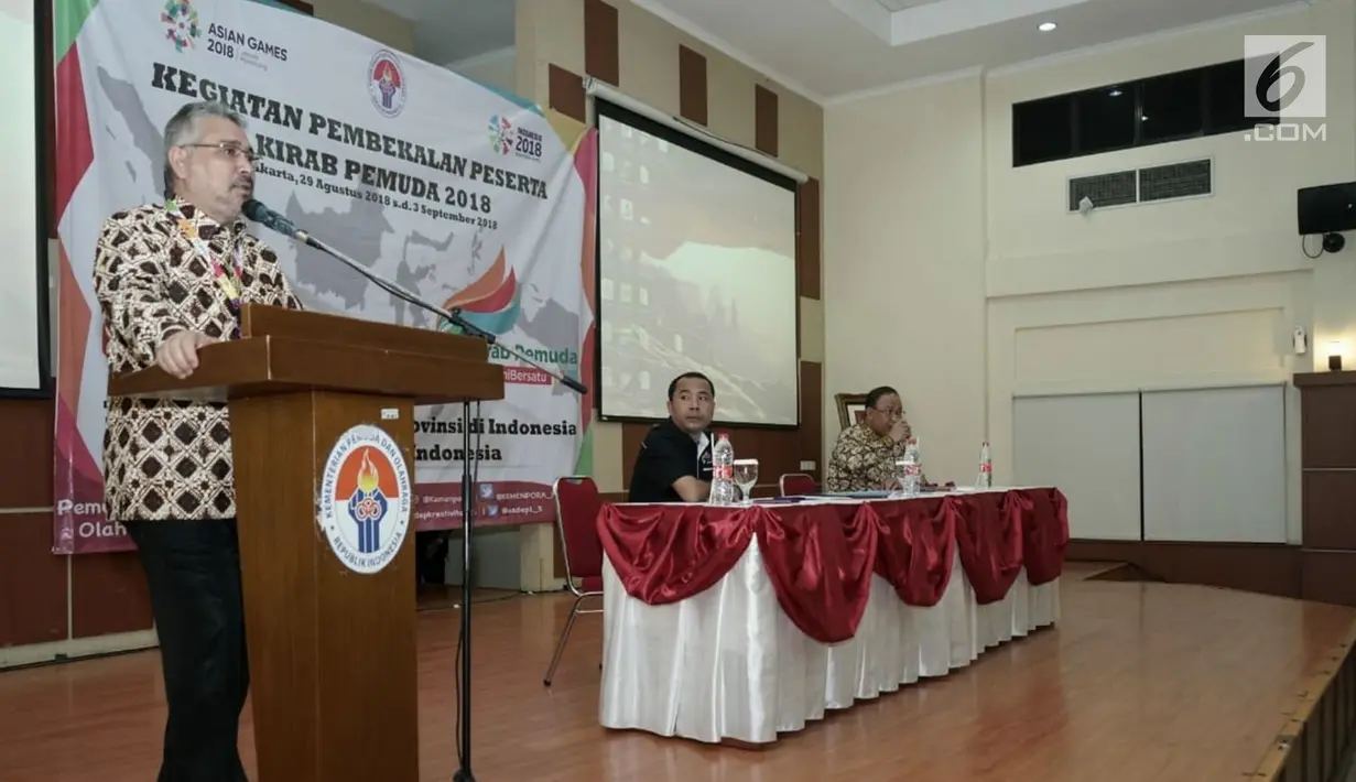 Deputi Pemberdayaan Pemuda Kemenpora Faisal Abdullah memberikan arahan kepada 68 peserta yang berhasil lolos seleksi nasional Kirab Pemuda 2018 sebelum pembekalan di Gedung PP-PON Cibubur, Jakarta, Kamis (30/8). (Merdeka.com/Iqbal S. Nugroho)