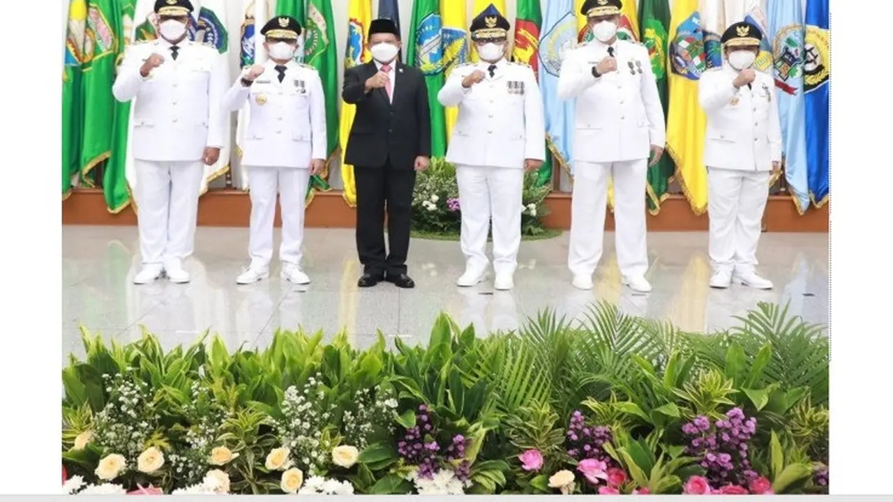 Mendagri Tito Karnavian melantik lima penjabat atau Pj Gubernur untuk lima provinsi yang kepala daerahnya sudah habis masa jabatannya pada pertengahan Mei 2022.