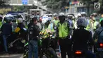 Polisi lalu lintas menggelar razia atau yang disebut Operasi Patuh Jaya 2018 di Jalan DI Panjaitan, Jakarta Timur, Jumat (27/4). Operasi ini bertujuan untuk menertibkan pengendara motor maupun mobil terhadap aturan lalu lintas. (Merdeka.com/Imam Buhori)