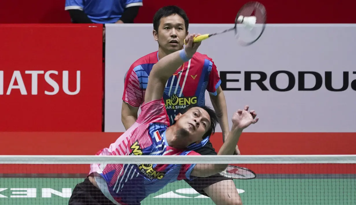 Laga ini menjadi pertemuan keempat kedua pasangan di semua turnamen resmi BWF. Ahsan/Hendra unggul tipis 2-1 atas Fajar/Rian. (AP Photo/Kien Huo)