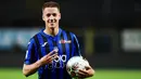 Pemain Atalanta, Mario Pasalic, melakukan selebrasi usai mencetak gol ke gawang Brescia pada laga Serie A di Stadion Gewiss, Selasa (14/7/2020). Atalanta menang 6-2 atas Brescia. (AFP/Miguel Medina)