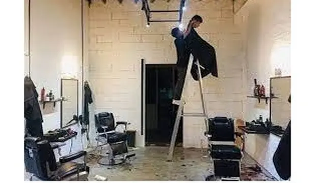 6 Aksi Tukang Potong Rambut Kebanyakan Tingkah Ini Bikin Pelanggan Tepuk Jidat