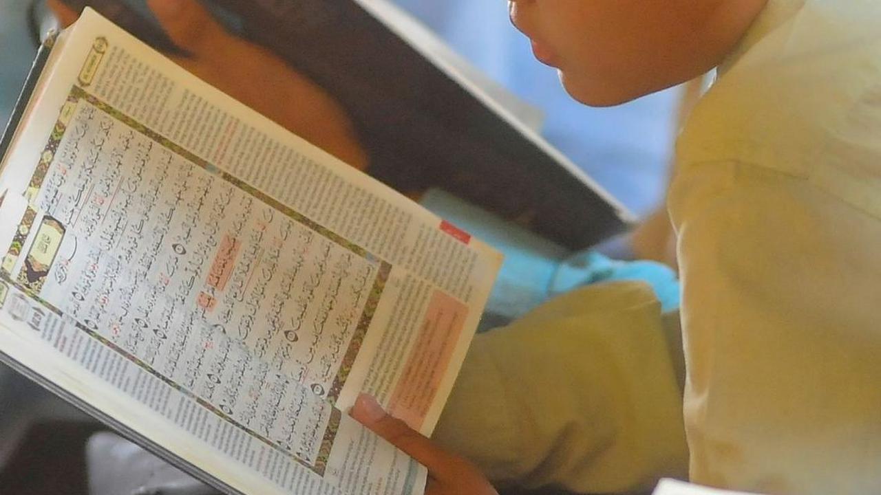 Wajah-wajah mereka tampak penuh ketenangan dan khidmat, menunjukkan kecintaan mereka terhadap kitab suci umat Islam. Foto: merdeka.com / Arie Basuki