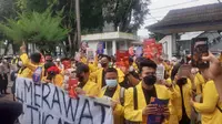 Aliansi Mahasiswa Unsri mengawal sidang kasus asusila di PN Palembang, dengan terdakwa dua orang dosen Unsri (Liputan6.com / Nefri Inge)