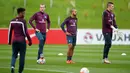 Para Pemain Harry Kane, Theo Walcott and Jack Butland, terlihat santai  saat latihan di  St. George’s Park, Inggris, Rabu (07/10/15). (Reuters / John Sibley)