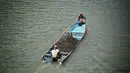 Penambang membawa hasil galian pasir menggunakan perahu di Sungai Luk Ulo, Kabupaten Kebumen, Jawa Tengah, Sabtu (05/5). Aktivitas menambang pasir secara tradisional telah berjalan belasan tahun. (Liputan6.com/Fery Pradolo)