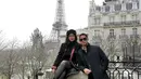 Rachel Vennya turut mengajak sang kekasih, Salim Nauderer dalam agenda liburan keluarga ke Eropa. Begini tampilan kompak mereka berpose dengan latar menara Eiffel dengan outfit berlapis serba hitam. [@rachelvennya]