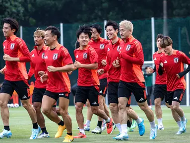 Takefusa Kubo (tengah) bersama para pemain Timnas jepang melakukan pemanasan saat sesi latihan menjelang laga lanjutan putaran ketiga Kualifikasi Piala Dunia 2026 melawan Timnas Indonesia yang berlangsung di Lapangan A, Kompleks Stadion Utama Gelora Bung Karno (SUGBK), Senayan, Jakarta, Rabu (13/11/2024). (Bola.com/Bagaskara Lazuardi)