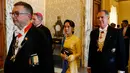 Penasihat Negara Myanmar dan Menteri Luar Negeri Aung San Suu Kyi tiba untuk melakukan pertemuan pribadi dengan Paus Fransiskus di Vatikan (4/5). (AFP Photo/Pool/Tony Gentle)