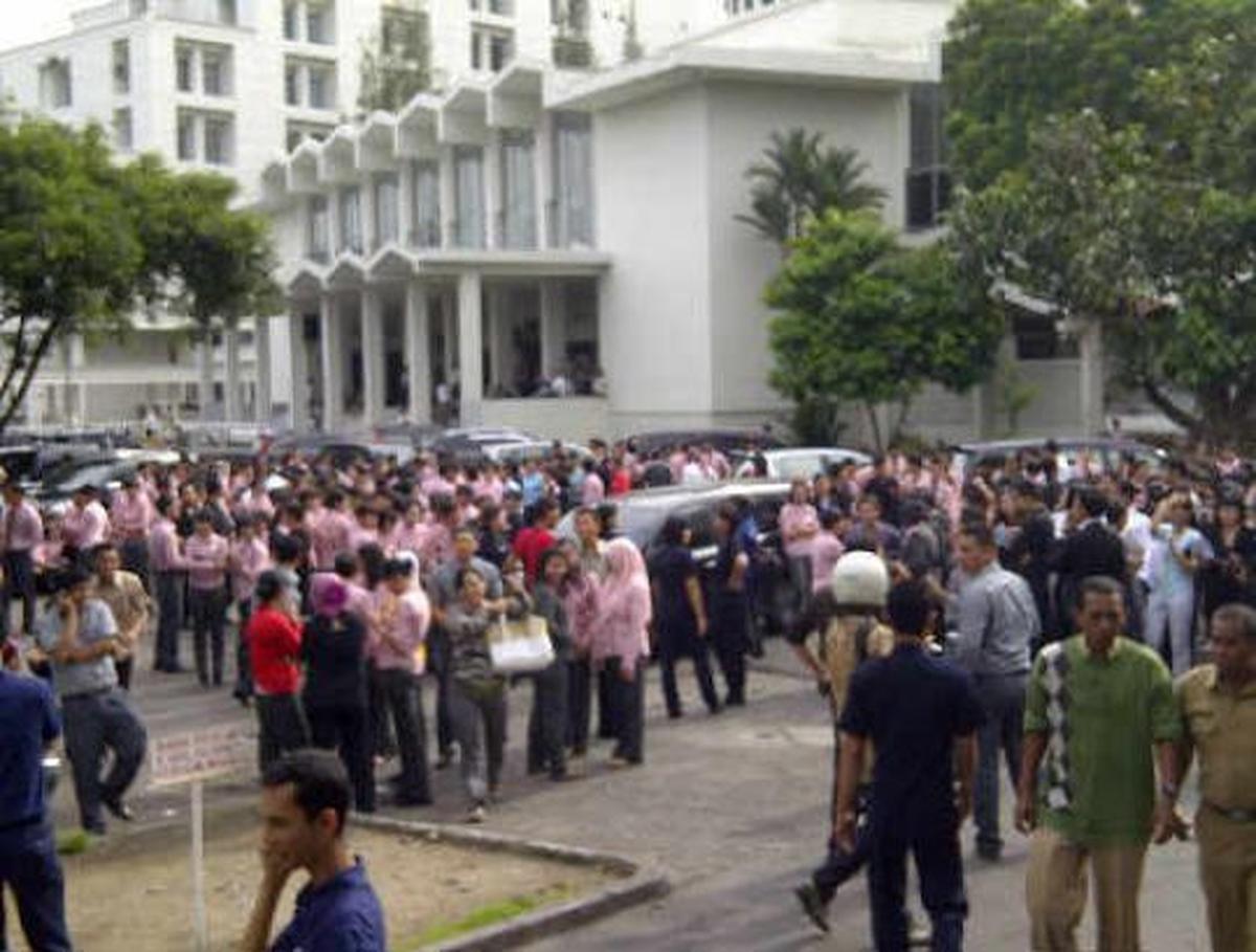 Warga Medan berhamburan keluar saat terjadi gempa