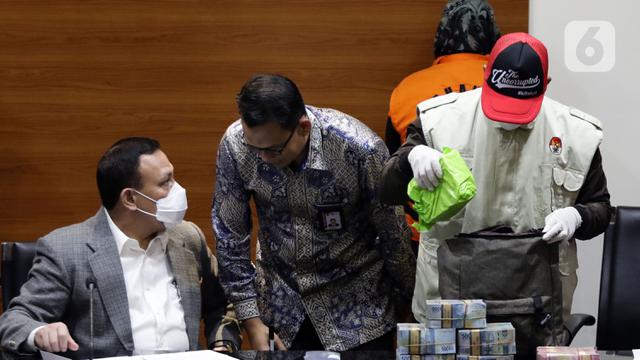 Tumpukan Uang Barang Bukti Penangkapan dan Penahanan Bupati Bogor Ade Yasin