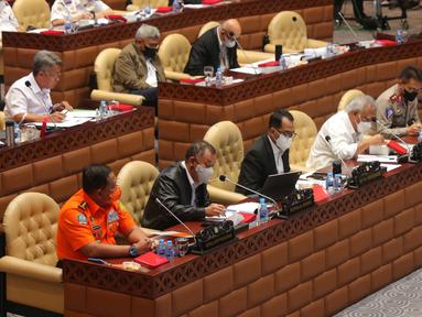 Menhub Budi Karya Sumadi, Menteri PUPR Basuki Hadimuljono, Sekretaris Utama BMKG Dwi Budi Sutrisno, Kepala Basarnas Marsekal Madya TNI Henri Alfiandi dan Kepala Korps Lalu Lintas Polri Irjen Pol Firman Santyabudi mengikuti Rapat Kerja dengan Komisi V DPR RI di Kompleks Parlemen, Jakarta, Senin (20/6/2022). (Liputan6.com/Angga Yuniar)