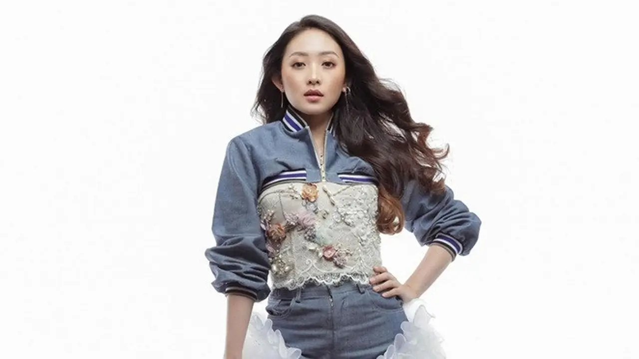 6 Gaya Pemotretan Beautyshoot Natasha Wilona dalam Denim on Denim, Menawan