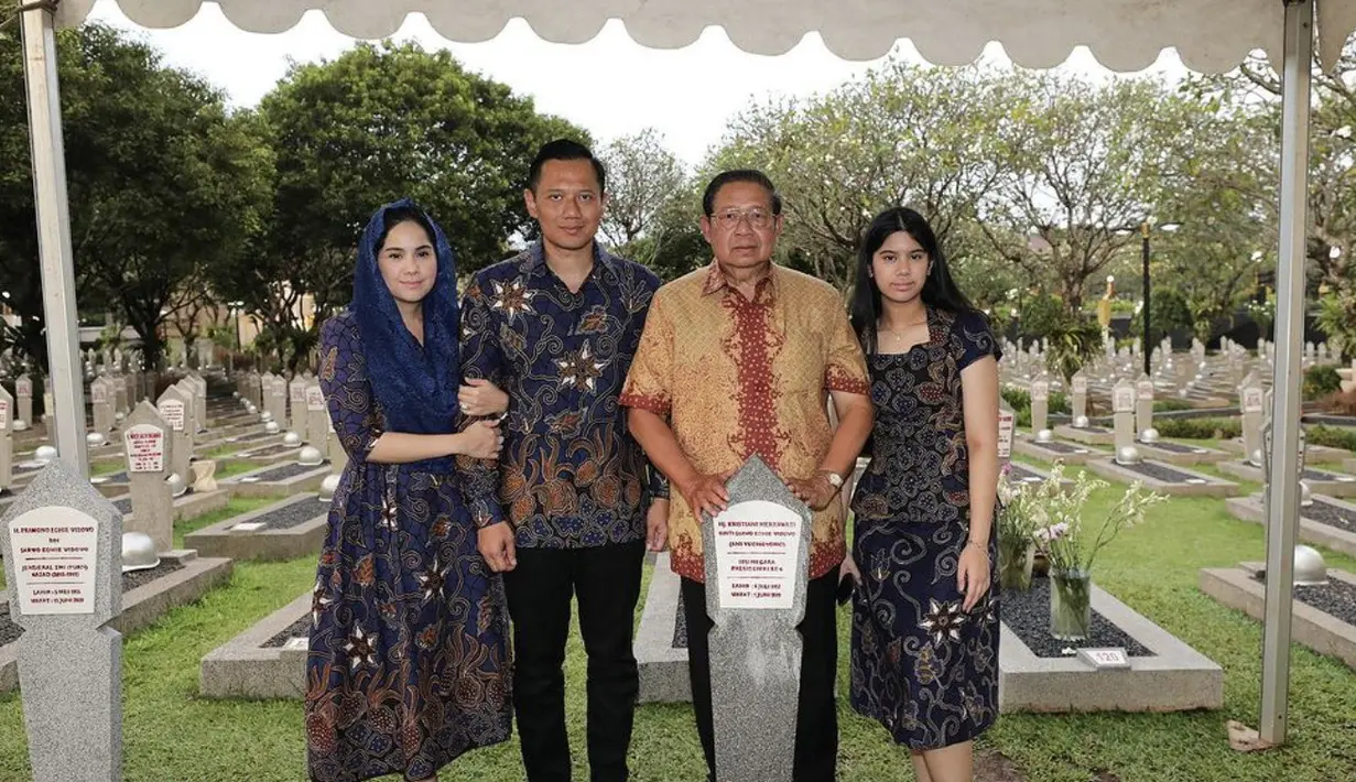 Tampil dengan siluet klasik, dress dengan cutting A-Line hadirkan pesona yang menjanjikan. Ia tampil begitu menawan dengan rok bervolume dan paduan kitten heels.  [Foto: Instagram/ Annisa Pohan]