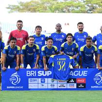 Sebelum pertandingan dimulai, saat sesi foto tim, para pemain Arema membawa sebuah jersey bertuliskan P. Oliveira dengan nomor punggung 32. (Bola.com/Iwan Setiawan)