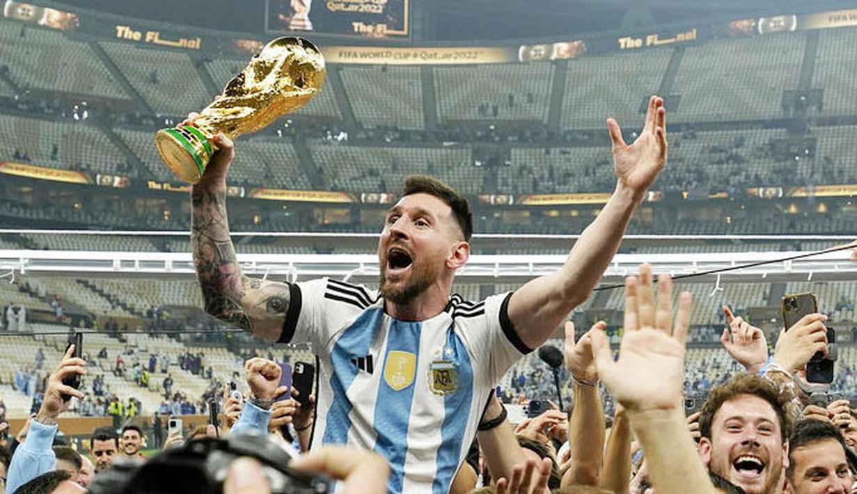 <p>Lionel Messi cs sukses membawa Tim Tango meraih gelar juara Piala Dunia 2022. Guna memeriahkan perayaan tersebut, Pemerintah Argentina sampai menetapkan hari Selasa 20 Desember 2022 sebagai hari libur nasional. (AP Photo/Martin Meissner)</p>