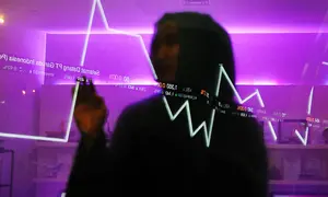 Pengunjung tengah melintasi layar pergerakan saham di BEI, Jakarta, Senin (13/2). Pembukaan perdagangan bursa hari ini, Indeks Harga Saham Gabungan (IHSG) tercatat menguat 0,57% atau 30,45 poin ke level 5.402,44. (Liputan6.com/Angga Yuniar)