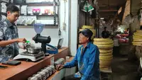 Seorang bapak pengunjung pasar Kanoman Cirebon memesan kopi murni. Foto (Liputan6.com / Panji Prayitno)