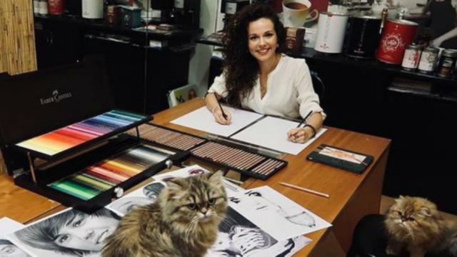 seniman menggambar dengan dua tangan (foto: instagram/@rajacenna)