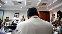 Kepala Satgas Percepatan Dwelling Time, Agung Kuswandono (kanan) saat konpers terkait Penurunan Dwelling Time di Gedung BPPT, Jakarta, Rabu (23/9/2015). Kemenko Maritim akan memperpendek dwelling time menjadi 3-4 hari. (Liputan6.com/Faizal Fanani)
